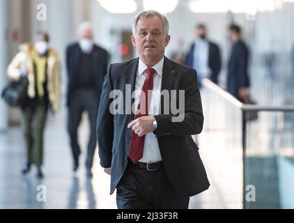 05. April 2022, Hessen, Frankfurt/Main: Gerhard Bereswill, Polizeichef von Frankfurt am Main, kommt zu seiner Abschiedszeremonie im Polizeipräsidium an. Bereswill geht in den Ruhestand. Foto: Boris Roessler/dpa Stockfoto