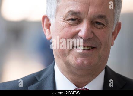 05. April 2022, Hessen, Frankfurt/Main: Gerhard Bereswill, Polizeichef von Frankfurt am Main, kommt zu seiner Abschiedszeremonie im Polizeipräsidium an. Bereswill geht in den Ruhestand. Foto: Boris Roessler/dpa Stockfoto