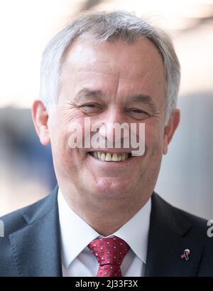 05. April 2022, Hessen, Frankfurt/Main: Gerhard Bereswill, Polizeichef von Frankfurt am Main, kommt zu seiner Abschiedszeremonie im Polizeipräsidium an. Bereswill geht in den Ruhestand. Foto: Boris Roessler/dpa Stockfoto