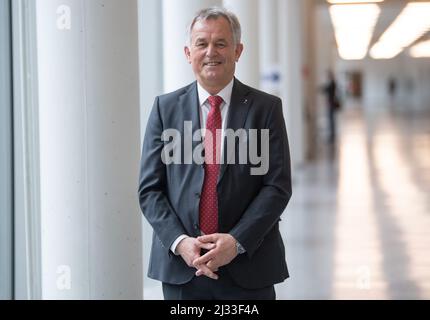 05. April 2022, Hessen, Frankfurt/Main: Gerhard Bereswill, Polizeichef von Frankfurt am Main, kommt zu seiner Abschiedszeremonie im Polizeipräsidium an. Bereswill geht in den Ruhestand. Foto: Boris Roessler/dpa Stockfoto