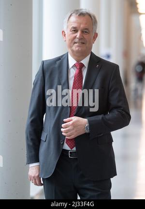 05. April 2022, Hessen, Frankfurt/Main: Gerhard Bereswill, Polizeichef von Frankfurt am Main, kommt zu seiner Abschiedszeremonie im Polizeipräsidium an. Bereswill geht in den Ruhestand. Foto: Boris Roessler/dpa Stockfoto