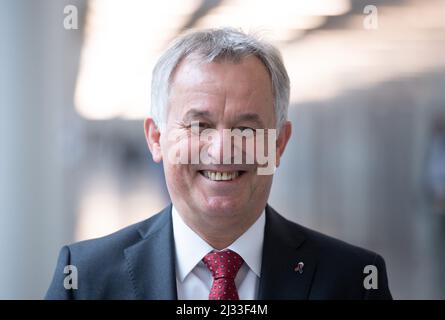 05. April 2022, Hessen, Frankfurt/Main: Gerhard Bereswill, Polizeichef von Frankfurt am Main, kommt zu seiner Abschiedszeremonie im Polizeipräsidium an. Bereswill geht in den Ruhestand. Foto: Boris Roessler/dpa Stockfoto