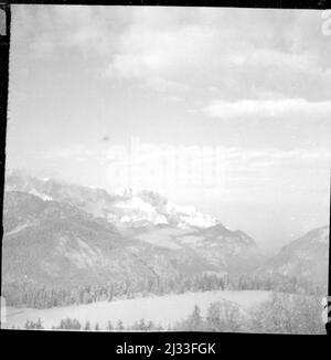 Eva Brauns Fotoalben, ca. 1913 - ca. 1944. Diese Alben werden Eva Braun zugeschrieben (vier werden von ihrer Freundin Herta Schneider, geb. Ostermeyer, beansprucht) und dokumentieren ihr Leben aus ca. 1913 bis 1944. Es gibt viele Fotos von Eva, ihren Schwestern und ihren Kindern, Herta Schneider und ihren Kindern, sowie Fotos von Evas Ferien, Familienmitgliedern und Freunden. Dazu gehören Fotografien von und von Eva Braun im Hitlerhaus Berghof (oder Kehlstein), Fotografien von Hitler und seinem Gefolge, Besucher von Berghof und der Landschaft um Berchtesgaden sowie einige Studioporträts von Eva Stockfoto