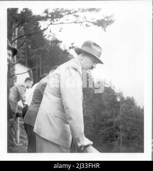 Besuch Gauleiter Wagner 1936. Eva Brauns Fotoalben, ca. 1913 - ca. 1944. Diese Alben werden Eva Braun zugeschrieben (vier werden von ihrer Freundin Herta Schneider, geb. Ostermeyer, beansprucht) und dokumentieren ihr Leben aus ca. 1913 bis 1944. Es gibt viele Fotos von Eva, ihren Schwestern und ihren Kindern, Herta Schneider und ihren Kindern, sowie Fotos von Evas Ferien, Familienmitgliedern und Freunden. Dazu gehören Fotografien von und von Eva Braun im Hitlerchalet Berghof (oder Kehlstein), Fotografien von Hitler und seinem Gefolge, Besucher von Berghof und die Landschaft um Berchtesgaden, an Stockfoto