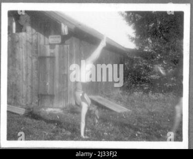 In Froimann her Herber W. ich. Eva Brauns Fotoalben, ca. 1913 - ca. 1944. Diese Alben werden Eva Braun zugeschrieben (vier werden von ihrer Freundin Herta Schneider, geb. Ostermeyer, beansprucht) und dokumentieren ihr Leben aus ca. 1913 bis 1944. Es gibt viele Fotos von Eva, ihren Schwestern und ihren Kindern, Herta Schneider und ihren Kindern, sowie Fotos von Evas Ferien, Familienmitgliedern und Freunden. Dazu gehören Fotografien von und von Eva Braun im Hitlerchalet Berghof (oder Kehlstein), Fotografien von Hitler und seinem Gefolge, Besucher von Berghof und die Landschaft um Berchtesgaden, A Stockfoto