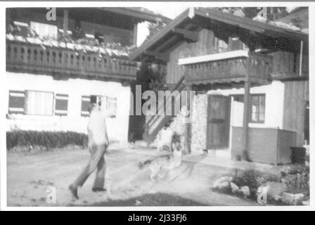 Besuch Gauleiter Wagner 1936. Eva Brauns Fotoalben, ca. 1913 - ca. 1944. Diese Alben werden Eva Braun zugeschrieben (vier werden von ihrer Freundin Herta Schneider, geb. Ostermeyer, beansprucht) und dokumentieren ihr Leben aus ca. 1913 bis 1944. Es gibt viele Fotos von Eva, ihren Schwestern und ihren Kindern, Herta Schneider und ihren Kindern, sowie Fotos von Evas Ferien, Familienmitgliedern und Freunden. Dazu gehören Fotografien von und von Eva Braun im Hitlerchalet Berghof (oder Kehlstein), Fotografien von Hitler und seinem Gefolge, Besucher von Berghof und die Landschaft um Berchtesgaden, an Stockfoto