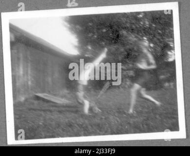 In Froimann her Herber W. ich. Eva Brauns Fotoalben, ca. 1913 - ca. 1944. Diese Alben werden Eva Braun zugeschrieben (vier werden von ihrer Freundin Herta Schneider, geb. Ostermeyer, beansprucht) und dokumentieren ihr Leben aus ca. 1913 bis 1944. Es gibt viele Fotos von Eva, ihren Schwestern und ihren Kindern, Herta Schneider und ihren Kindern, sowie Fotos von Evas Ferien, Familienmitgliedern und Freunden. Dazu gehören Fotografien von und von Eva Braun im Hitlerchalet Berghof (oder Kehlstein), Fotografien von Hitler und seinem Gefolge, Besucher von Berghof und die Landschaft um Berchtesgaden, A Stockfoto