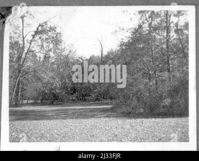 In Froimann her Herber W. ich. Eva Brauns Fotoalben, ca. 1913 - ca. 1944. Diese Alben werden Eva Braun zugeschrieben (vier werden von ihrer Freundin Herta Schneider, geb. Ostermeyer, beansprucht) und dokumentieren ihr Leben aus ca. 1913 bis 1944. Es gibt viele Fotos von Eva, ihren Schwestern und ihren Kindern, Herta Schneider und ihren Kindern, sowie Fotos von Evas Ferien, Familienmitgliedern und Freunden. Dazu gehören Fotografien von und von Eva Braun im Hitlerchalet Berghof (oder Kehlstein), Fotografien von Hitler und seinem Gefolge, Besucher von Berghof und die Landschaft um Berchtesgaden, A Stockfoto