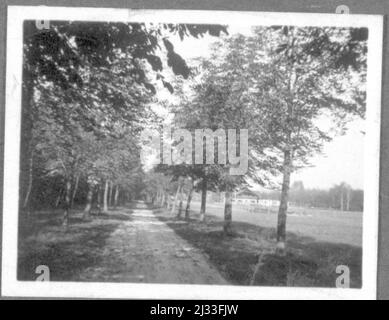 In Froimann her Herber W. ich. Eva Brauns Fotoalben, ca. 1913 - ca. 1944. Diese Alben werden Eva Braun zugeschrieben (vier werden von ihrer Freundin Herta Schneider, geb. Ostermeyer, beansprucht) und dokumentieren ihr Leben aus ca. 1913 bis 1944. Es gibt viele Fotos von Eva, ihren Schwestern und ihren Kindern, Herta Schneider und ihren Kindern, sowie Fotos von Evas Ferien, Familienmitgliedern und Freunden. Dazu gehören Fotografien von und von Eva Braun im Hitlerchalet Berghof (oder Kehlstein), Fotografien von Hitler und seinem Gefolge, Besucher von Berghof und die Landschaft um Berchtesgaden, A Stockfoto