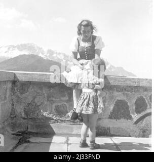 Eva Brauns Fotoalben, ca. 1913 - ca. 1944. Diese Alben werden Eva Braun zugeschrieben (vier werden von ihrer Freundin Herta Schneider, geb. Ostermeyer, beansprucht) und dokumentieren ihr Leben aus ca. 1913 bis 1944. Es gibt viele Fotos von Eva, ihren Schwestern und ihren Kindern, Herta Schneider und ihren Kindern, sowie Fotos von Evas Ferien, Familienmitgliedern und Freunden. Dazu gehören Fotografien von und von Eva Braun im Hitlerhaus Berghof (oder Kehlstein), Fotografien von Hitler und seinem Gefolge, Besucher von Berghof und der Landschaft um Berchtesgaden sowie einige Studioporträts von Eva Stockfoto