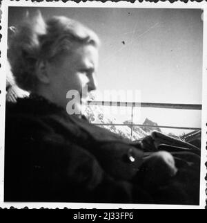 Zugspitze Frühjahr 35. - Zugspitze Frühling 35., Garmisch, Deutschland. Eva Brauns Fotoalben, ca. 1913 - ca. 1944. Diese Alben werden Eva Braun zugeschrieben (vier werden von ihrer Freundin Herta Schneider, geb. Ostermeyer, beansprucht) und dokumentieren ihr Leben aus ca. 1913 bis 1944. Es gibt viele Fotos von Eva, ihren Schwestern und ihren Kindern, Herta Schneider und ihren Kindern, sowie Fotos von Evas Ferien, Familienmitgliedern und Freunden. Dazu gehören Fotografien von und von Eva Braun im Hitlerhaus Berghof (oder Kehlstein), Fotografien von Hitler und seinem Gefolge, Besucher von Berghof und Stockfoto