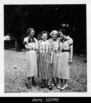 Pfinsgten Beilngries, 1936 - Pfingstsonntag in Beilgries, 1936, Beilingries, Deutschland. Eva Brauns Fotoalben, ca. 1913 - ca. 1944. Diese Alben werden Eva Braun zugeschrieben (vier werden von ihrer Freundin Herta Schneider, geb. Ostermeyer, beansprucht) und dokumentieren ihr Leben aus ca. 1913 bis 1944. Es gibt viele Fotos von Eva, ihren Schwestern und ihren Kindern, Herta Schneider und ihren Kindern, sowie Fotos von Evas Ferien, Familienmitgliedern und Freunden. Dazu gehören Fotografien von und von Eva Braun in Hitlers Chalet Berghof (oder Kehlstein), Fotografien von Hitler und seinem Gefolge, V Stockfoto