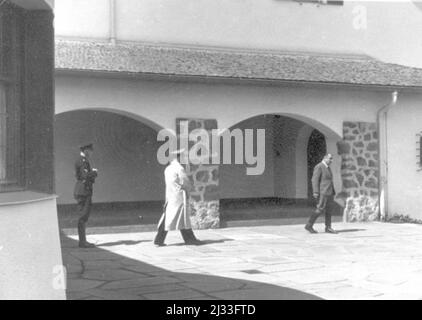 Herbst 1936. Eva Brauns Fotoalben, ca. 1913 - ca. 1944. Diese Alben werden Eva Braun zugeschrieben (vier werden von ihrer Freundin Herta Schneider, geb. Ostermeyer, beansprucht) und dokumentieren ihr Leben aus ca. 1913 bis 1944. Es gibt viele Fotos von Eva, ihren Schwestern und ihren Kindern, Herta Schneider und ihren Kindern, sowie Fotos von Evas Ferien, Familienmitgliedern und Freunden. Dazu gehören Fotografien von und von Eva Braun in Hitlers Chalet Berghof (oder Kehlstein), Fotografien von Hitler und seinem Gefolge, Besucher von Berghof und der Landschaft um Berchtesgaden sowie einige Studioaufnahmen Stockfoto