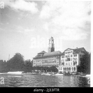 Eva Brauns Fotoalben, ca. 1913 - ca. 1944. Diese Alben werden Eva Braun zugeschrieben (vier werden von ihrer Freundin Herta Schneider, geb. Ostermeyer, beansprucht) und dokumentieren ihr Leben aus ca. 1913 bis 1944. Es gibt viele Fotos von Eva, ihren Schwestern und ihren Kindern, Herta Schneider und ihren Kindern, sowie Fotos von Evas Ferien, Familienmitgliedern und Freunden. Dazu gehören Fotografien von und von Eva Braun im Hitlerhaus Berghof (oder Kehlstein), Fotografien von Hitler und seinem Gefolge, Besucher von Berghof und der Landschaft um Berchtesgaden sowie einige Studioporträts von Eva Stockfoto