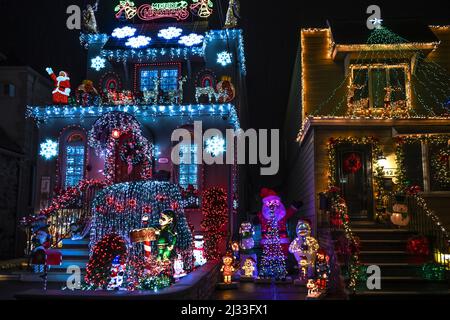 Das Haus von Dyker Height wurde zu Weihnachten in Brooklyn, New York City, dekoriert Stockfoto