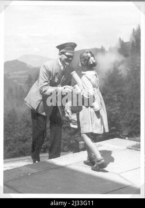 Juli 1936. Eva Brauns Fotoalben, ca. 1913 - ca. 1944. Diese Alben werden Eva Braun zugeschrieben (vier werden von ihrer Freundin Herta Schneider, geb. Ostermeyer, beansprucht) und dokumentieren ihr Leben aus ca. 1913 bis 1944. Es gibt viele Fotos von Eva, ihren Schwestern und ihren Kindern, Herta Schneider und ihren Kindern, sowie Fotos von Evas Ferien, Familienmitgliedern und Freunden. Dazu gehören Fotografien von und von Eva Braun in Hitlers Chalet Berghof (oder Kehlstein), Fotografien von Hitler und seinem Gefolge, Besucher von Berghof und der Landschaft um Berchtesgaden sowie einige Studioaufnahmen Stockfoto