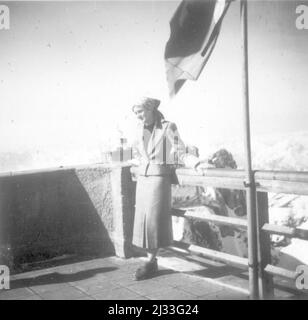 Augspitae 16 Mai 1935. Eva Brauns Fotoalben, ca. 1913 - ca. 1944. Diese Alben werden Eva Braun zugeschrieben (vier werden von ihrer Freundin Herta Schneider, geb. Ostermeyer, beansprucht) und dokumentieren ihr Leben aus ca. 1913 bis 1944. Es gibt viele Fotos von Eva, ihren Schwestern und ihren Kindern, Herta Schneider und ihren Kindern, sowie Fotos von Evas Ferien, Familienmitgliedern und Freunden. Dazu gehören auch Fotos von Eva Braun in Hitlers Berghof (oder Kehlstein), Fotos von Hitler und seinem Gefolge, Besucher von Berghof und der Landschaft um Berchtesgaden und einige Stockfoto