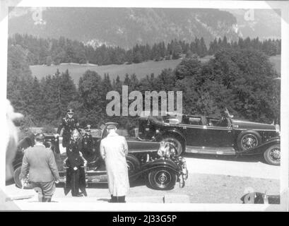 Herbst 1936. Eva Brauns Fotoalben, ca. 1913 - ca. 1944. Diese Alben werden Eva Braun zugeschrieben (vier werden von ihrer Freundin Herta Schneider, geb. Ostermeyer, beansprucht) und dokumentieren ihr Leben aus ca. 1913 bis 1944. Es gibt viele Fotos von Eva, ihren Schwestern und ihren Kindern, Herta Schneider und ihren Kindern, sowie Fotos von Evas Ferien, Familienmitgliedern und Freunden. Dazu gehören Fotografien von und von Eva Braun in Hitlers Chalet Berghof (oder Kehlstein), Fotografien von Hitler und seinem Gefolge, Besucher von Berghof und der Landschaft um Berchtesgaden sowie einige Studioaufnahmen Stockfoto