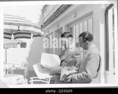 Frühjahr 1936. Eva Brauns Fotoalben, ca. 1913 - ca. 1944. Diese Alben werden Eva Braun zugeschrieben (vier werden von ihrer Freundin Herta Schneider, geb. Ostermeyer, beansprucht) und dokumentieren ihr Leben aus ca. 1913 bis 1944. Es gibt viele Fotos von Eva, ihren Schwestern und ihren Kindern, Herta Schneider und ihren Kindern, sowie Fotos von Evas Ferien, Familienmitgliedern und Freunden. Dazu gehören Fotografien von und von Eva Braun in Hitlers Chalet Berghof (oder Kehlstein), Fotos von Hitler und seinem Gefolge, Besucher von Berghof und der Landschaft um Berchtesgaden sowie einige Studioaufnahmen Stockfoto