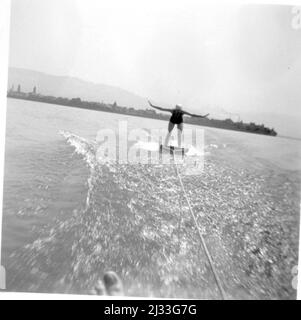Bad Schachen Sommer 1935. Eva Brauns Fotoalben, ca. 1913 - ca. 1944. Diese Alben werden Eva Braun zugeschrieben (vier werden von ihrer Freundin Herta Schneider, geb. Ostermeyer, beansprucht) und dokumentieren ihr Leben aus ca. 1913 bis 1944. Es gibt viele Fotos von Eva, ihren Schwestern und ihren Kindern, Herta Schneider und ihren Kindern, sowie Fotos von Evas Ferien, Familienmitgliedern und Freunden. Dazu gehören Fotografien von und von Eva Braun in Hitlers Berghof (oder Kehlstein), Fotos von Hitler und seinem Gefolge, Besucher von Berghof und die Landschaft um Berchtesgaden und so weiter Stockfoto