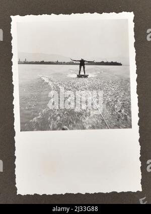 Eva Brauns Fotoalben, ca. 1913 - ca. 1944. Diese Alben werden Eva Braun zugeschrieben (vier werden von ihrer Freundin Herta Schneider, geb. Ostermeyer, beansprucht) und dokumentieren ihr Leben aus ca. 1913 bis 1944. Es gibt viele Fotos von Eva, ihren Schwestern und ihren Kindern, Herta Schneider und ihren Kindern, sowie Fotos von Evas Ferien, Familienmitgliedern und Freunden. Dazu gehören Fotografien von und von Eva Braun im Hitlerhaus Berghof (oder Kehlstein), Fotografien von Hitler und seinem Gefolge, Besucher von Berghof und der Landschaft um Berchtesgaden sowie einige Studioporträts von Eva Stockfoto