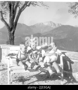 Die Speerkinder. Eva Brauns Fotoalben, ca. 1913 - ca. 1944. Diese Alben werden Eva Braun zugeschrieben (vier werden von ihrer Freundin Herta Schneider, geb. Ostermeyer, beansprucht) und dokumentieren ihr Leben aus ca. 1913 bis 1944. Es gibt viele Fotos von Eva, ihren Schwestern und ihren Kindern, Herta Schneider und ihren Kindern, sowie Fotos von Evas Ferien, Familienmitgliedern und Freunden. Dazu gehören Fotografien von und von Eva Braun in Hitlers Chalet Berghof (oder Kehlstein), Fotos von Hitler und seinem Gefolge, Besucher von Berghof und der Landschaft um Berchtesgaden sowie einige Studios Stockfoto