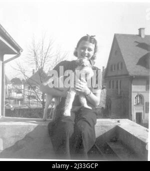 Winterhympiade 1936. Eva Brauns Fotoalben, ca. 1913 - ca. 1944. Diese Alben werden Eva Braun zugeschrieben (vier werden von ihrer Freundin Herta Schneider, geb. Ostermeyer, beansprucht) und dokumentieren ihr Leben aus ca. 1913 bis 1944. Es gibt viele Fotos von Eva, ihren Schwestern und ihren Kindern, Herta Schneider und ihren Kindern, sowie Fotos von Evas Ferien, Familienmitgliedern und Freunden. Dazu gehören Fotografien von und von Eva Braun in Hitlers Chalet Berghof (oder Kehlstein), Fotos von Hitler und seinem Gefolge, Besucher von Berghof und der Landschaft um Berchtesgaden und einige s. Stockfoto