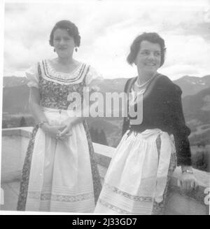 ANF dem Berghof Pfingsten 1935. Eva Brauns Fotoalben, ca. 1913 - ca. 1944. Diese Alben werden Eva Braun zugeschrieben (vier werden von ihrer Freundin Herta Schneider, geb. Ostermeyer, beansprucht) und dokumentieren ihr Leben aus ca. 1913 bis 1944. Es gibt viele Fotos von Eva, ihren Schwestern und ihren Kindern, Herta Schneider und ihren Kindern, sowie Fotos von Evas Ferien, Familienmitgliedern und Freunden. Dazu gehören Fotografien von und von Eva Braun in Hitlers Chalet Berghof (oder Kehlstein), Fotografien von Hitler und seinem Gefolge, Besucher von Berghof und die Landschaft um Berchtesgaden, Stockfoto