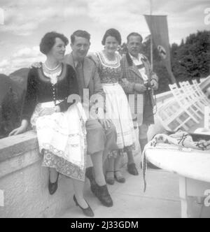 ANF dem Berghof Pfingsten 1935. Eva Brauns Fotoalben, ca. 1913 - ca. 1944. Diese Alben werden Eva Braun zugeschrieben (vier werden von ihrer Freundin Herta Schneider, geb. Ostermeyer, beansprucht) und dokumentieren ihr Leben aus ca. 1913 bis 1944. Es gibt viele Fotos von Eva, ihren Schwestern und ihren Kindern, Herta Schneider und ihren Kindern, sowie Fotos von Evas Ferien, Familienmitgliedern und Freunden. Dazu gehören Fotografien von und von Eva Braun in Hitlers Chalet Berghof (oder Kehlstein), Fotografien von Hitler und seinem Gefolge, Besucher von Berghof und die Landschaft um Berchtesgaden, Stockfoto