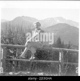 Eva Brauns Fotoalben, ca. 1913 - ca. 1944. Diese Alben werden Eva Braun zugeschrieben (vier werden von ihrer Freundin Herta Schneider, geb. Ostermeyer, beansprucht) und dokumentieren ihr Leben aus ca. 1913 bis 1944. Es gibt viele Fotos von Eva, ihren Schwestern und ihren Kindern, Herta Schneider und ihren Kindern, sowie Fotos von Evas Ferien, Familienmitgliedern und Freunden. Dazu gehören Fotografien von und von Eva Braun im Hitlerhaus Berghof (oder Kehlstein), Fotografien von Hitler und seinem Gefolge, Besucher von Berghof und der Landschaft um Berchtesgaden sowie einige Studioporträts von Eva Stockfoto