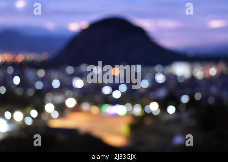 Dämmerung Landschaft mit verschwommenen Lichtern, Rio de Janeiro Stockfoto