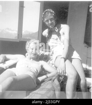 Eva Brauns Fotoalben, ca. 1913 - ca. 1944. Diese Alben werden Eva Braun zugeschrieben (vier werden von ihrer Freundin Herta Schneider, geb. Ostermeyer, beansprucht) und dokumentieren ihr Leben aus ca. 1913 bis 1944. Es gibt viele Fotos von Eva, ihren Schwestern und ihren Kindern, Herta Schneider und ihren Kindern, sowie Fotos von Evas Ferien, Familienmitgliedern und Freunden. Dazu gehören Fotografien von und von Eva Braun im Hitlerhaus Berghof (oder Kehlstein), Fotografien von Hitler und seinem Gefolge, Besucher von Berghof und der Landschaft um Berchtesgaden sowie einige Studioporträts von Eva Stockfoto