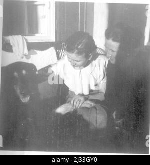 Eva Brauns Fotoalben, ca. 1913 - ca. 1944. Diese Alben werden Eva Braun zugeschrieben (vier werden von ihrer Freundin Herta Schneider, geb. Ostermeyer, beansprucht) und dokumentieren ihr Leben aus ca. 1913 bis 1944. Es gibt viele Fotos von Eva, ihren Schwestern und ihren Kindern, Herta Schneider und ihren Kindern, sowie Fotos von Evas Ferien, Familienmitgliedern und Freunden. Dazu gehören Fotografien von und von Eva Braun im Hitlerhaus Berghof (oder Kehlstein), Fotografien von Hitler und seinem Gefolge, Besucher von Berghof und der Landschaft um Berchtesgaden sowie einige Studioporträts von Eva Stockfoto