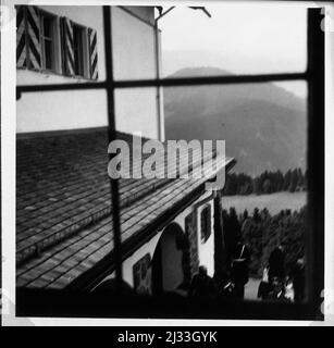 … Durch die Scheibe kann man allerhand sehen - durch den Riss sieht man alles. Eva Brauns Fotoalben, ca. 1913 - ca. 1944. Diese Alben werden Eva Braun zugeschrieben (vier werden von ihrer Freundin Herta Schneider, geb. Ostermeyer, beansprucht) und dokumentieren ihr Leben aus ca. 1913 bis 1944. Es gibt viele Fotos von Eva, ihren Schwestern und ihren Kindern, Herta Schneider und ihren Kindern, sowie Fotos von Evas Ferien, Familienmitgliedern und Freunden. Dazu gehören Fotografien von und von Eva Braun in Hitlers Chalet Berghof (oder Kehlstein), Fotografien von Hitler und seinem Gefolge Stockfoto