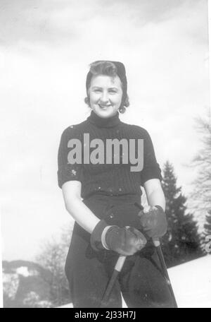 Eva Brauns Fotoalben, ca. 1913 - ca. 1944. Diese Alben werden Eva Braun zugeschrieben (vier werden von ihrer Freundin Herta Schneider, geb. Ostermeyer, beansprucht) und dokumentieren ihr Leben aus ca. 1913 bis 1944. Es gibt viele Fotos von Eva, ihren Schwestern und ihren Kindern, Herta Schneider und ihren Kindern, sowie Fotos von Evas Ferien, Familienmitgliedern und Freunden. Dazu gehören Fotografien von und von Eva Braun im Hitlerhaus Berghof (oder Kehlstein), Fotografien von Hitler und seinem Gefolge, Besucher von Berghof und der Landschaft um Berchtesgaden sowie einige Studioporträts von Eva Stockfoto