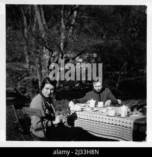 Eva Brauns Fotoalben, ca. 1913 - ca. 1944. Diese Alben werden Eva Braun zugeschrieben (vier werden von ihrer Freundin Herta Schneider, geb. Ostermeyer, beansprucht) und dokumentieren ihr Leben aus ca. 1913 bis 1944. Es gibt viele Fotos von Eva, ihren Schwestern und ihren Kindern, Herta Schneider und ihren Kindern, sowie Fotos von Evas Ferien, Familienmitgliedern und Freunden. Dazu gehören Fotografien von und von Eva Braun im Hitlerhaus Berghof (oder Kehlstein), Fotografien von Hitler und seinem Gefolge, Besucher von Berghof und der Landschaft um Berchtesgaden sowie einige Studioporträts von Eva Stockfoto