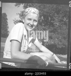 Eva Brauns Fotoalben, ca. 1913 - ca. 1944. Diese Alben werden Eva Braun zugeschrieben (vier werden von ihrer Freundin Herta Schneider, geb. Ostermeyer, beansprucht) und dokumentieren ihr Leben aus ca. 1913 bis 1944. Es gibt viele Fotos von Eva, ihren Schwestern und ihren Kindern, Herta Schneider und ihren Kindern, sowie Fotos von Evas Ferien, Familienmitgliedern und Freunden. Dazu gehören Fotografien von und von Eva Braun im Hitlerhaus Berghof (oder Kehlstein), Fotografien von Hitler und seinem Gefolge, Besucher von Berghof und der Landschaft um Berchtesgaden sowie einige Studioporträts von Eva Stockfoto