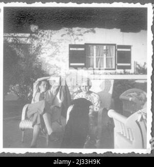 ANF dem Berghof Pfingsten 1935. Eva Brauns Fotoalben, ca. 1913 - ca. 1944. Diese Alben werden Eva Braun zugeschrieben (vier werden von ihrer Freundin Herta Schneider, geb. Ostermeyer, beansprucht) und dokumentieren ihr Leben aus ca. 1913 bis 1944. Es gibt viele Fotos von Eva, ihren Schwestern und ihren Kindern, Herta Schneider und ihren Kindern, sowie Fotos von Evas Ferien, Familienmitgliedern und Freunden. Dazu gehören Fotografien von und von Eva Braun in Hitlers Chalet Berghof (oder Kehlstein), Fotografien von Hitler und seinem Gefolge, Besucher von Berghof und die Landschaft um Berchtesgaden, Stockfoto