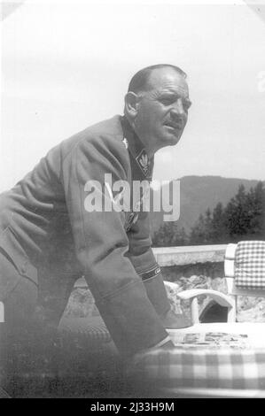 Eva Brauns Fotoalben, ca. 1913 - ca. 1944. Diese Alben werden Eva Braun zugeschrieben (vier werden von ihrer Freundin Herta Schneider, geb. Ostermeyer, beansprucht) und dokumentieren ihr Leben aus ca. 1913 bis 1944. Es gibt viele Fotos von Eva, ihren Schwestern und ihren Kindern, Herta Schneider und ihren Kindern, sowie Fotos von Evas Ferien, Familienmitgliedern und Freunden. Dazu gehören Fotografien von und von Eva Braun im Hitlerhaus Berghof (oder Kehlstein), Fotografien von Hitler und seinem Gefolge, Besucher von Berghof und der Landschaft um Berchtesgaden sowie einige Studioporträts von Eva Stockfoto