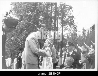 „Vorbeimarsch“. Eva Brauns Fotoalben, ca. 1913 - ca. 1944. Diese Alben werden Eva Braun zugeschrieben (vier werden von ihrer Freundin Herta Schneider, geb. Ostermeyer, beansprucht) und dokumentieren ihr Leben aus ca. 1913 bis 1944. Es gibt viele Fotos von Eva, ihren Schwestern und ihren Kindern, Herta Schneider und ihren Kindern, sowie Fotos von Evas Ferien, Familienmitgliedern und Freunden. Dazu gehören Fotografien von und von Eva Braun in Hitlers Chalet Berghof (oder Kehlstein), Fotos von Hitler und seinem Gefolge, Besucher von Berghof und der Landschaft um Berchtesgaden sowie einige Studios Stockfoto