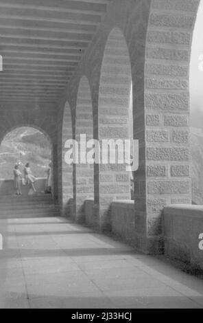 Auf dem Kehlstein. Eva Brauns Fotoalben, ca. 1913 - ca. 1944. Diese Alben werden Eva Braun zugeschrieben (vier werden von ihrer Freundin Herta Schneider, geb. Ostermeyer, beansprucht) und dokumentieren ihr Leben aus ca. 1913 bis 1944. Es gibt viele Fotos von Eva, ihren Schwestern und ihren Kindern, Herta Schneider und ihren Kindern, sowie Fotos von Evas Ferien, Familienmitgliedern und Freunden. Dazu gehören auch Fotos von Eva Braun in Hitlers Berghof (oder Kehlstein), Fotos von Hitler und seinem Gefolge, Besucher von Berghof und der Landschaft um Berchtesgaden sowie einige Gestüte Stockfoto