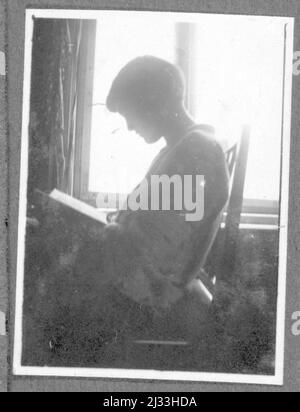 Eva Brauns Fotoalben, ca. 1913 - ca. 1944. Diese Alben werden Eva Braun zugeschrieben (vier werden von ihrer Freundin Herta Schneider, geb. Ostermeyer, beansprucht) und dokumentieren ihr Leben aus ca. 1913 bis 1944. Es gibt viele Fotos von Eva, ihren Schwestern und ihren Kindern, Herta Schneider und ihren Kindern, sowie Fotos von Evas Ferien, Familienmitgliedern und Freunden. Dazu gehören Fotografien von und von Eva Braun im Hitlerhaus Berghof (oder Kehlstein), Fotografien von Hitler und seinem Gefolge, Besucher von Berghof und der Landschaft um Berchtesgaden sowie einige Studioporträts von Eva Stockfoto