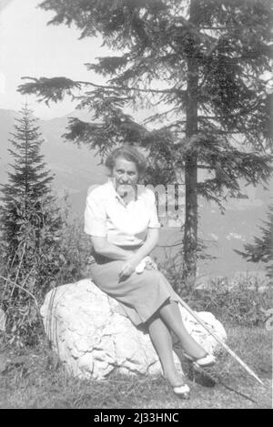 Eva Brauns Fotoalben, ca. 1913 - ca. 1944. Diese Alben werden Eva Braun zugeschrieben (vier werden von ihrer Freundin Herta Schneider, geb. Ostermeyer, beansprucht) und dokumentieren ihr Leben aus ca. 1913 bis 1944. Es gibt viele Fotos von Eva, ihren Schwestern und ihren Kindern, Herta Schneider und ihren Kindern, sowie Fotos von Evas Ferien, Familienmitgliedern und Freunden. Dazu gehören Fotografien von und von Eva Braun im Hitlerhaus Berghof (oder Kehlstein), Fotografien von Hitler und seinem Gefolge, Besucher von Berghof und der Landschaft um Berchtesgaden sowie einige Studioporträts von Eva Stockfoto
