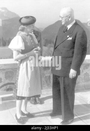 Ostern 1939 auf dem Berg.. Eva Brauns Fotoalben, ca. 1913 - ca. 1944. Diese Alben werden Eva Braun zugeschrieben (vier werden von ihrer Freundin Herta Schneider, geb. Ostermeyer, beansprucht) und dokumentieren ihr Leben aus ca. 1913 bis 1944. Es gibt viele Fotos von Eva, ihren Schwestern und ihren Kindern, Herta Schneider und ihren Kindern, sowie Fotos von Evas Ferien, Familienmitgliedern und Freunden. Dazu gehören Fotografien von und von Eva Braun in Hitlers Chalet Berghof (oder Kehlstein), Fotos von Hitler und seinem Gefolge, Besucher von Berghof und der Landschaft um Berchtesgaden und s Stockfoto