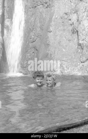 Oben am Wasserfall. Eva Brauns Fotoalben, ca. 1913 - ca. 1944. Diese Alben werden Eva Braun zugeschrieben (vier werden von ihrer Freundin Herta Schneider, geb. Ostermeyer, beansprucht) und dokumentieren ihr Leben aus ca. 1913 bis 1944. Es gibt viele Fotos von Eva, ihren Schwestern und ihren Kindern, Herta Schneider und ihren Kindern, sowie Fotos von Evas Ferien, Familienmitgliedern und Freunden. Dazu gehören Fotografien von und von Eva Braun in Hitlers Berghof (oder Kehlstein), Fotos von Hitler und seinem Gefolge, Besucher von Berghof und der Landschaft um Berchtesgaden und einige Stu Stockfoto