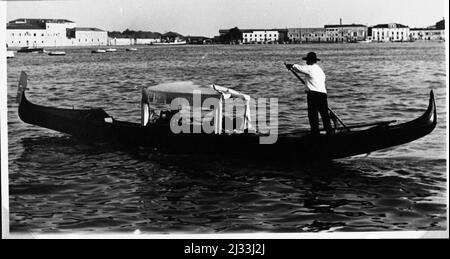 Eva Brauns Fotoalben, ca. 1913 - ca. 1944. Diese Alben werden Eva Braun zugeschrieben (vier werden von ihrer Freundin Herta Schneider, geb. Ostermeyer, beansprucht) und dokumentieren ihr Leben aus ca. 1913 bis 1944. Es gibt viele Fotos von Eva, ihren Schwestern und ihren Kindern, Herta Schneider und ihren Kindern, sowie Fotos von Evas Ferien, Familienmitgliedern und Freunden. Dazu gehören Fotografien von und von Eva Braun im Hitlerhaus Berghof (oder Kehlstein), Fotografien von Hitler und seinem Gefolge, Besucher von Berghof und der Landschaft um Berchtesgaden sowie einige Studioporträts von Eva Stockfoto