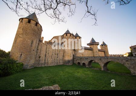 Seitenansicht der mittelalterlichen Zitadelle von Carcassonne (Cité Médiévale) Schloss Comtal Stockfoto