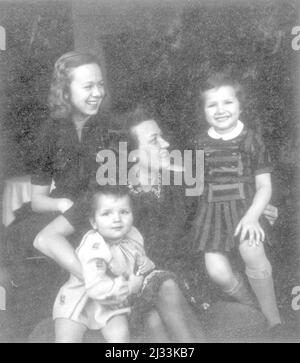 Eva Brauns Fotoalben, ca. 1913 - ca. 1944. Diese Alben werden Eva Braun zugeschrieben (vier werden von ihrer Freundin Herta Schneider, geb. Ostermeyer, beansprucht) und dokumentieren ihr Leben aus ca. 1913 bis 1944. Es gibt viele Fotos von Eva, ihren Schwestern und ihren Kindern, Herta Schneider und ihren Kindern, sowie Fotos von Evas Ferien, Familienmitgliedern und Freunden. Dazu gehören Fotografien von und von Eva Braun im Hitlerhaus Berghof (oder Kehlstein), Fotografien von Hitler und seinem Gefolge, Besucher von Berghof und der Landschaft um Berchtesgaden sowie einige Studioporträts von Eva Stockfoto