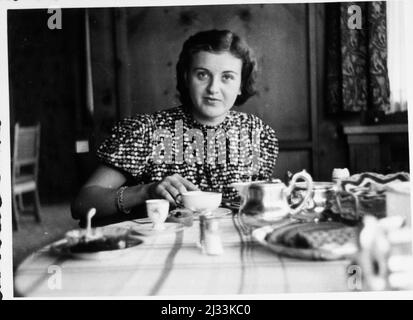 - Hier ist Margarethe. Eva Brauns Fotoalben, ca. 1913 - ca. 1944. Diese Alben werden Eva Braun zugeschrieben (vier werden von ihrer Freundin Herta Schneider, geb. Ostermeyer, beansprucht) und dokumentieren ihr Leben aus ca. 1913 bis 1944. Es gibt viele Fotos von Eva, ihren Schwestern und ihren Kindern, Herta Schneider und ihren Kindern, sowie Fotos von Evas Ferien, Familienmitgliedern und Freunden. Dazu gehören auch Fotos von Eva Braun in Hitlers Berghof (oder Kehlstein), Fotos von Hitler und seinem Gefolge, Besucher von Berghof und der Landschaft um Berchtesgaden und einige Stockfoto