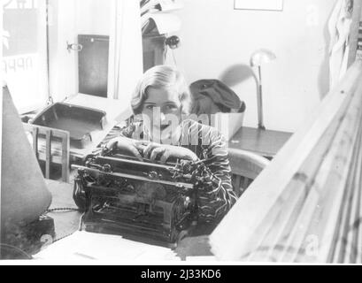 Eva Brauns Fotoalben, ca. 1913 - ca. 1944. Diese Alben werden Eva Braun zugeschrieben (vier werden von ihrer Freundin Herta Schneider, geb. Ostermeyer, beansprucht) und dokumentieren ihr Leben aus ca. 1913 bis 1944. Es gibt viele Fotos von Eva, ihren Schwestern und ihren Kindern, Herta Schneider und ihren Kindern, sowie Fotos von Evas Ferien, Familienmitgliedern und Freunden. Dazu gehören Fotografien von und von Eva Braun im Hitlerhaus Berghof (oder Kehlstein), Fotografien von Hitler und seinem Gefolge, Besucher von Berghof und der Landschaft um Berchtesgaden sowie einige Studioporträts von Eva Stockfoto